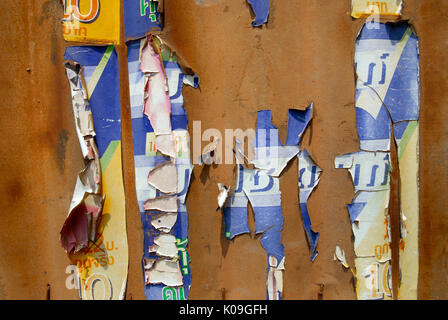 Poster Peeling am Garagentor, Udon Thani, Thailand. Stockfoto