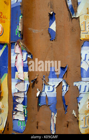 Poster Peeling am Garagentor, Udon Thani, Thailand. Stockfoto