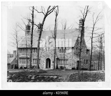 Landschaft Schoß einer großen, Steinhaus mit zwei Schornsteine, ein stilisierter Eingang, keine Landschaftsgestaltung rund um das Gebäude sofort, hohe Bäume ohne Blätter in der Nähe, Roland Park/Boston, Baltimore, Maryland, 1910. Dieses Bild wird von einer Reihe dokumentieren den Bau und den Verkauf von Wohnungen in der Roland Park/Guilford Nachbarschaft von Baltimore, einer Straßenbahn Vorort und eines der ersten geplanten Gemeinschaften in den Vereinigten Staaten. Die Nachbarschaft war getrennt, und gilt als ein frühes Beispiel der Durchsetzung der Rassentrennung durch den Einsatz von eingeschränkt Bündnisse. Stockfoto