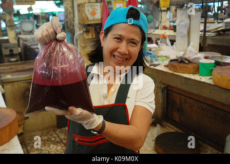 Lady hält einen großen Beutel mit Blut, Markt in Udon Thani, Thailand. Stockfoto