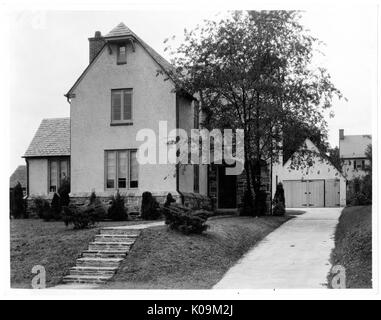 Landschaft Schoß einer großen weißen 3-stöckiges Haus mit Stufen vor dem Eingang des Hauses, einen breiten weißen Weg führt zu einem Schuppen hinter dem Haus, Haus Komplex durch Gras und Bäume mit Blättern umgeben, Roland Park/Boston, Baltimore, Maryland, 1910. Dieses Bild wird von einer Reihe dokumentieren den Bau und den Verkauf von Wohnungen in der Roland Park/Guilford Nachbarschaft von Baltimore, einer Straßenbahn Vorort und eines der ersten geplanten Gemeinschaften in den Vereinigten Staaten. Die Nachbarschaft war getrennt, und gilt als ein frühes Beispiel der Durchsetzung der Rassentrennung durch den Einsatz von Res Stockfoto