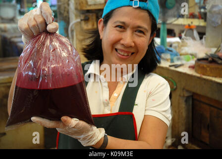 Lady hält einen großen Beutel mit Blut, Markt in Udon Thani, Thailand. Stockfoto