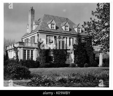 Landschaft Schoß einer großen 3-stöckiges Haus mit Kamin, Balkon auf jeder Seite mit gut gepflegten Garten, der das Haus umgibt, Roland Park/Boston, Baltimore, Maryland, 1910. Dieses Bild wird von einer Reihe dokumentieren den Bau und den Verkauf von Wohnungen in der Roland Park/Guilford Nachbarschaft von Baltimore, einer Straßenbahn Vorort und eines der ersten geplanten Gemeinschaften in den Vereinigten Staaten. Die Nachbarschaft war getrennt, und gilt als ein frühes Beispiel der Durchsetzung der Rassentrennung durch den Einsatz von eingeschränkt Bündnisse. Stockfoto