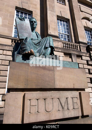 Statue des Philosophen David Hume (1711-1776), außerhalb des High Court Gebäude auf der Royal Mile, Edinburgh. Stockfoto