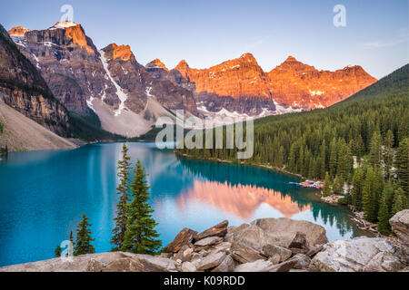 Sonnenaufgang über Moraine Lake, Banff National Park, Alberta, Kanada Stockfoto