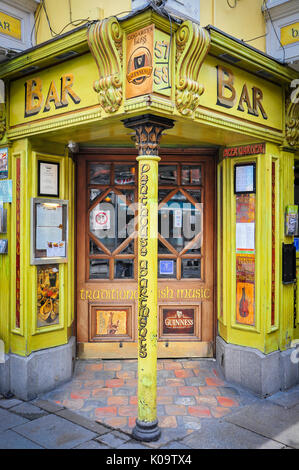 Gelber Balken in Dublin, Irland Stockfoto