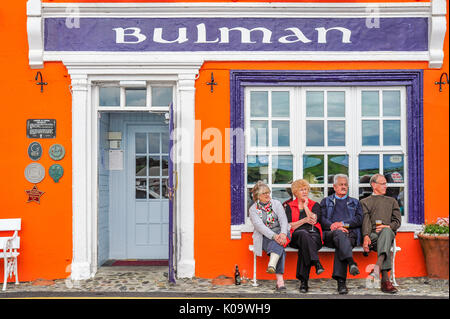 Freunde genießen Sie einen Drink zusammen außerhalb von bulman Bar & Toddies Stockfoto