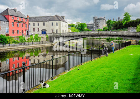 Zwei Männer Fisch am Ufer des Flusses Nore in der Nähe des St. John's Bridge Stockfoto