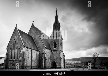 Alte Kirche und bedrohliche Gewitterwolken Stockfoto