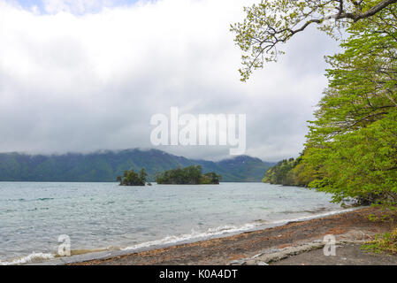 Blick auf den See Towada in Aomori, Japan. See Towada ist die größte Caldera Lake auf der Hauptinsel Honshu, Japan. Stockfoto