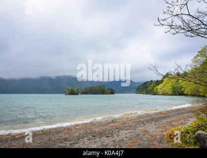 Blick auf den See Towada in Aomori, Japan. See Towada ist die größte Caldera Lake auf der Hauptinsel Honshu, Japan. Stockfoto