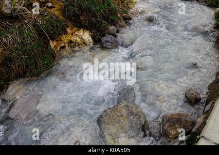 Heißes Wasser strömen an Tamagawa heißer Frühling in Akita, Japan. Tamagawa ist der höchste Durchfluss hot spring, es hat die meisten sauren Wasser in Japan. Stockfoto