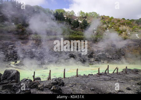 Blick auf den Tamagawa heiße Quelle bei sonnigen Tag in Akita, Japan. Tamagawa ist der höchste Durchfluss hot spring, es hat die meisten sauren Wasser in Japan. Stockfoto