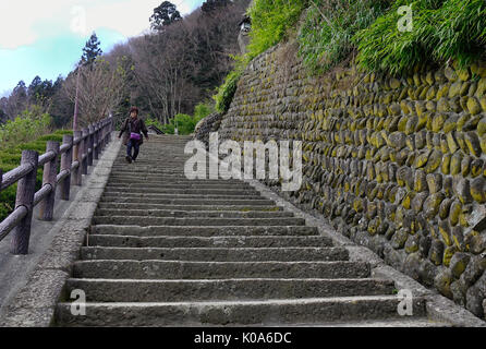 Kyoto, Japan - Dec 5, 2016. Beton Treppe mit Steinmauer an der Shinto Tempel in Kyoto, Japan. Kyoto diente als Japans Hauptstadt und des Kaisers res Stockfoto