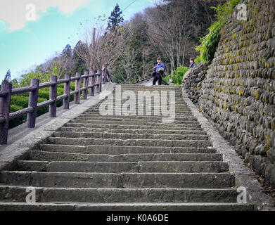 Kyoto, Japan - Dec 5, 2016. Menschen auf Beton Treppe in der Shinto Tempel in Kyoto, Japan. Kyoto diente als Japans Hauptstadt und Residenz des Kaisers Stockfoto