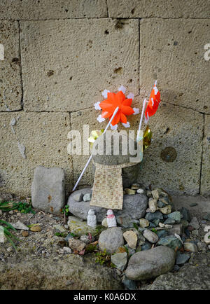 Steinerne Statue mit Dekorationen in Koyasan, Japan. Stockfoto