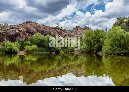 Monsun Stürme anfangen, über Peña Blanca Tumacacori See im Hochland des südlichen Arizona zu sammeln. Stockfoto