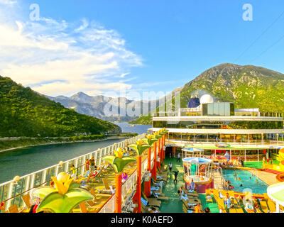 Kotor, Montenegro - Mai 07, 2014: Das obere Deck des Kreuzfahrtschiffes Stockfoto