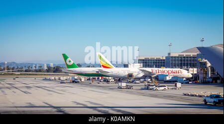 Los Angeles, USA - 25. September 2016: Flugzeug sitzen auf der Start- und Landebahn am Los Angeles International (LAX) Airport Stockfoto