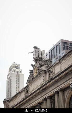 New York, USA - 26. September 2016: Schließen Sie herauf Bild der Herrlichkeit des Handels, eine Figurengruppe von Jules-Felix Coutan mit Herkules, Minerva und Stockfoto