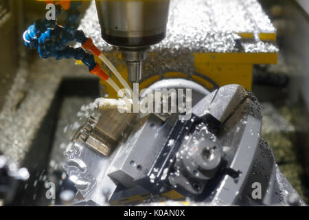 Fräsen Metallbearbeitung durch CNC Fräsmaschine. Selektive konzentrieren. Stockfoto