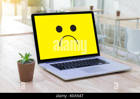 Depressive Gefühle Konzept, Smiley Emoticon gedruckt Depression und Traurigkeit traurig pessimistisch Gesicht Stockfoto