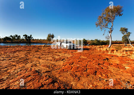 Rocky Pool mit 4WD Fahrzeug- und Camper, einen Abschnitt der Gascoyne River, die nie trocken wird, Gascoyne, Western Australia Stockfoto