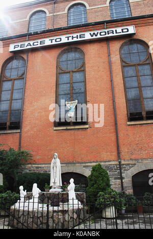 New York, USA - 27. September 2016: heilige Statuen außerhalb der Kirche des Hl. Antonius von Padua, eine katholische Kirche in der Römisch-katholischen Archdioces Stockfoto