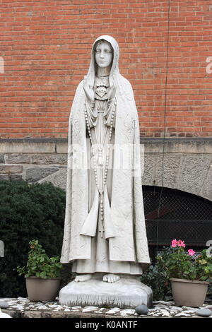 New York, USA - 27. September 2016: eine Statue der Maria außerhalb der Kirche des Hl. Antonius von Padua, eine katholische Kirche in der Römisch-katholischen Archd Stockfoto