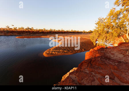 Rocky Pool und Eukalyptus Gum Tree, einem Abschnitt der Gascoyne River, die nie trocken wird, Gascoyne, Western Australia Stockfoto