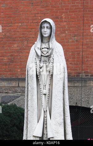 New York, USA - 27. September 2016: eine Statue der Maria außerhalb der Kirche des Hl. Antonius von Padua, eine katholische Kirche in der Römisch-katholischen Archd Stockfoto