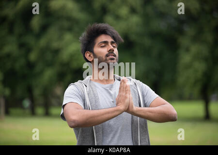 Porträt der jungen Inder Yoga Übung in Park Stockfoto