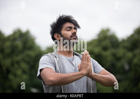 Porträt der jungen Inder Yoga Übung in Park Stockfoto