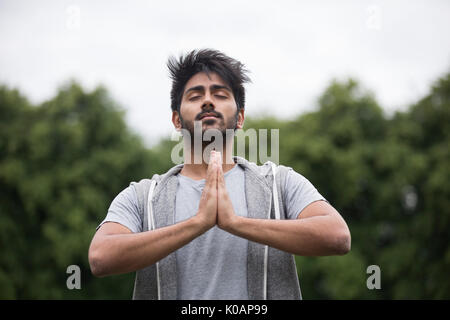 Porträt der jungen Inder Yoga Übung in Park Stockfoto