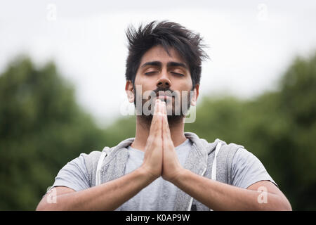 Porträt der jungen Inder Yoga Übung in Park Stockfoto