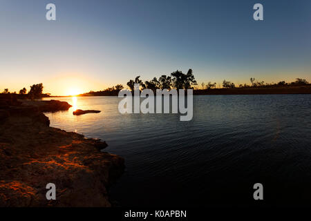 Rocky Pool bei Sonnenuntergang, einen Abschnitt der Gascoyne River, die nie trocken wird, Gascoyne, Western Australia Stockfoto