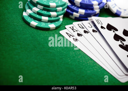 Poker chips und ein straight Flush hand mit Platz für Ihren Text kopieren Stockfoto