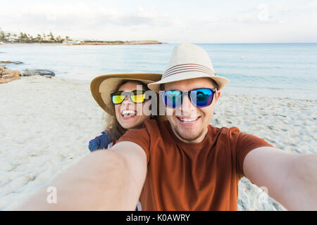 Glückliches junges Paar in Liebe nimmt Selfie portrait am Strand in Zypern. Ziemlich Touristen machen lustige Fotos für Reisen Blog in Europa. Stockfoto