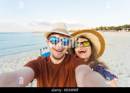 Glückliches junges Paar in Liebe nimmt Selfie portrait am Strand in Zypern. Ziemlich Touristen machen lustige Fotos für Reisen Blog in Europa. Stockfoto