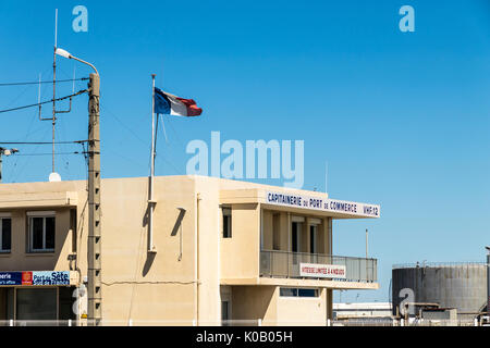 Das Büro des Hafenmeisters im Hafen von Sete, Südfrankreich, mit einer Flagge von Frankreich Stockfoto