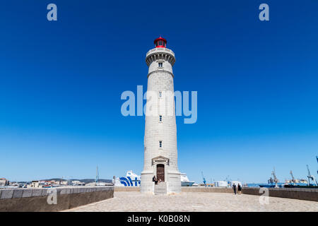 Die Phare du Mole Saint-Louis Leuchtturm in Sete, Frankreich, mit der Gnv majestätisch in den Hintergrund und die Menschen, die Bilder im Vordergrund. Stockfoto