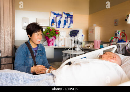 Krankenhaus Patienten und Besucher am Bett Stockfoto