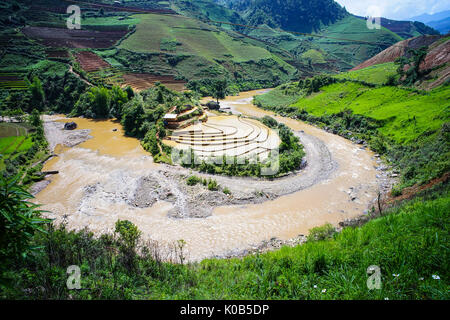 Terrassierten Reisfeldern mit Fluss in Ha Giang, Vietnam. Ha Giang ist eine bergige Provinz, in der die Vietnam - chinesischen Grenze mehr als 274 km Lo erweitert Stockfoto