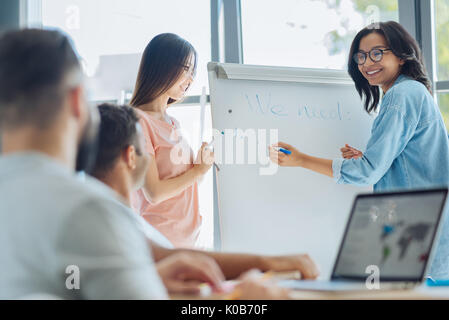 Sehr angenehme Frau, bereit zu schreiben Stockfoto