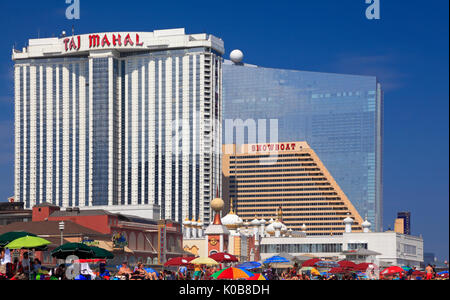 ATLANTIC CITY, NEW JERSEY - 19. AUGUST 2017: Moderne Hotels in Atlantic City. In den 1800er Jahren als Kurort, heute ist die Stadt mit gepunkteten hergestellt ist Stockfoto