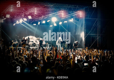 Rock Konzert Menschen Mit Erhobenen Handen Tanzen Und Geniessen Laute Musik Spass Im Night Club Mit Vergnugen Ausgabe Zeit Auf Musicl Festival Stockfotografie Alamy