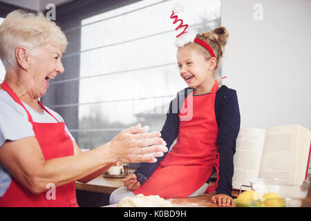 Oma mit Mädchen in der Küche genießen. Stockfoto