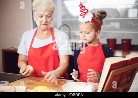 Großmutter und Enkelin Teig in der Küche Stockfoto