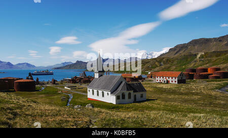 Alten, verlassenen norwegischen Walfangstation und Abwicklung von grytviken mit Lutherischen Walfänger Kirche. South Georgia Island wiederhergestellt. Antarktis Kreuzfahrt Schiff. Stockfoto