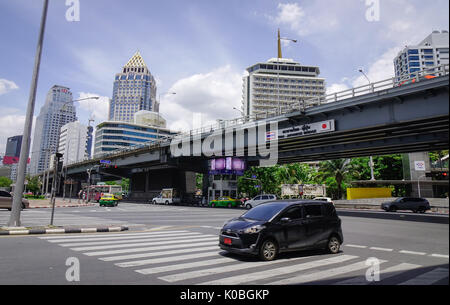 Bangkok, Thailand - 17.Juni 2017. Der Verkehr auf der Straße an der Silom in Bangkok, Thailand. Bangkok hat eine Bevölkerung von über 8 Millionen oder 12,6 Prozent Stockfoto